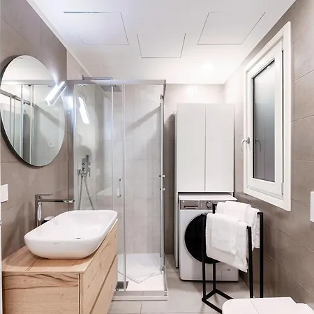 By Quokka 360 - Close To The And Train Station Apartment