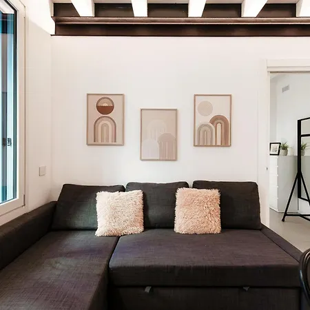 Apartment By Quokka 360 - Close To The And Train Station Como