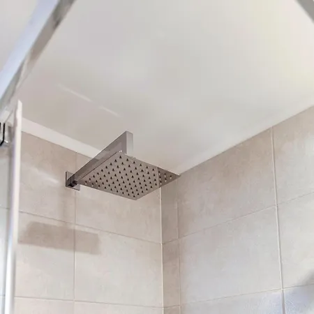 By Quokka 360 - Close To The And Train Station Apartment *