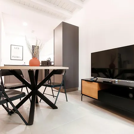 By Quokka 360 - Close To The And Train Station Apartamento